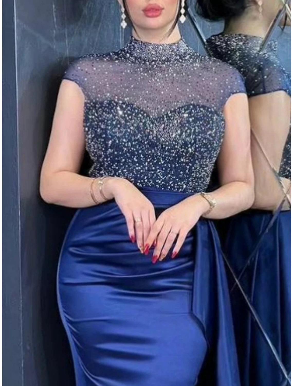 Abito da sera a trapezio, elegante, formale, lungo fino al pavimento, manica corta, collo alto, in raso con spacco in paillettes arricciato 2025